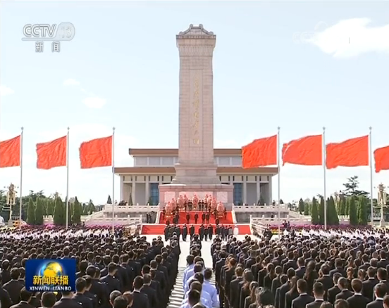 <b>习近平等党和国家领导人出席向人民英雄敬献花篮仪式</b>